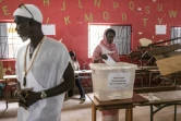 Une femme est en train de voter dans le quartier de Ngor, à Dakar, lors des élections législatives au Sénégal le dimanche 31 juillet 2022, un test important pour le pouvoir


