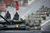 Des chars russes circulent dans le centre de Moscou lors d'une répétition pour le défilé marquant les commémorations de la victoire de 1945 sur l'Allemagne nazie, le 3 mai 2025
