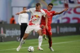 Le défenseur de Leipzig Lukas Klostermann (g) devance le milieu du Bayern Jamal Musiala en Supercoupe d'Allemagne, le 30 juillet 2022 à Leipzig