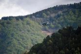 Un hélicoptère survole une zone forestière des Cévennes, le 12 mai 2021, à la recherche du fugitif qui a tué deux personnes