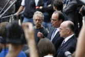 François Hollande (c) entouré du maire de Saint-Etienne-de-Rouvray Hubert Wulfranc et du ministre de l'Intérieur Bernard Cazeneuve (d), s'adresse à la presse, le 26 juillet 2016 à saint-Etienne-de-Rouvray
