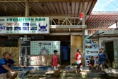 Commerces et restaurants fermés faute de touristes, sur l'île indonésienne de Gili Trawangan le 22 novembre 2021