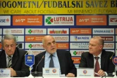 Le Danois Allan Hansen (d), membre du Comité exécutif de l'UEFA lors d'une conférence de presse, le 3 novembre 2010 à Sarajevo