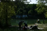 Des gens sur les berges de l'étang de l'Ermitage à Lormont, près de Bordeaux, le 11 août 2024 

People cool off on the banks of a lake in a public park in Lormont, southwestern France, on August 11, 2024. In Gironde with temperatures approaching 40°C, people from Bordeaux defy the ban on swimming in the Ermitage lake in Lormont. In search of coolness, in the shade or in the water, France is experiencing another heatwave on August 11, 2024, with temperatures of up to 40°C in the south-west, a "heatwave" that will also affect Paris in the evening as the Olympic Games draw to a close.