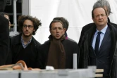 Faouzi Lamdaoui (c) entre Francois Hollande et son fils Thomas Hollande (g) avant une réunion pendant la campagne présidentielle le 15 avril 2012 au Château de Vincennes, près de Paris