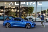 Une Renault Alpine devant un concessionnaire à Boulogne Billancourt, le 29 mai 2020. La marque Alpine, aura pour objectif d'être rentable en 2025