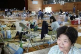 Des personnes ont trouvé refuge dans un gymnase à Kurashiki, sinistrée après de fortes intempéries qui ont fait au moins 75 morts, le 9 juillet 2018