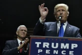 Le candidat à la vice présidence républicaine Mike Pence (g) applaudit lors du discours de Donald Trump, à un meeting de campagne à  Manchester (New Hampshire), le 7 novembre 2016
