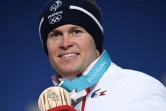 Le Français Alexis Pinturault pose sur le podium avec sa médaille de bronze remportée en slalom géant aux JO, le 18 février 2018 à Pyeongchang