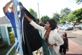 Lundi 11 Avril 2011

Des élus recouvrent le panneau d'une école d'un drap noir