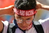 Un manifestant porte un bandeau "Grève nationale" lors d'une marche contre la politique du président Ivan Duque, le 4 décembre à Bogota, en Colombie