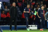 L'entraîneur du Paris SG Luis Enrique (à gauche) aux côtés de Kylian Mbappé (centre) et Lee Kang-in (à droite) lors du match de Ligue 1 contre Clermont à Paris le 6 avril 2024
