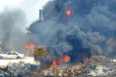 Des véhicules brûlent devant le site de l'explosion meurtrière d'une citerne d'essence dans le village de Tlel, dans le nord du Liban, le 15 août 2021