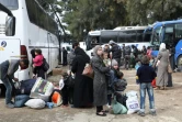 Des civils syriens et des combattants rebelles évacués de la Ghouta arrivent dans le village de Qalaat al-Madiq, au centre de la Syrie, le 25 mars 2018
