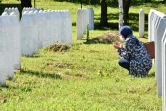 Une survivante du massacre de Srebrenica prie dans le cimetière de Potocari, le 10 juillet 2020