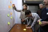 Des "coworkers" utilisent des post-its lors d'une réunion à l'espace Casaco de Malakoff, le 23 septembre 2015