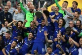 L'attaquant français Olivier Giroud brandit le trophée aux côtés de ses coéquipiers de Chelsea vainqueurs d'Arsenal en finale de la Ligue Europa, le 29 mai 2019 à Bakou   