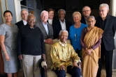 Sur cette photo publiée par le "Elders group", le groupe des sages, le 30 mai 2010, Nelson Mandela, assis, est entouré de nombreuses personnalités, notamment Kofi Annan  