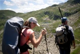 Dirk Schmeller, enseignant-chercheur et Pauline Benzi, étudiante, grimpent vers le lac Alate, le 23 juin 2022 à Aulus-les-Bains, en Ariège