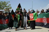 Des Afghans célèbrent le 102e anniversaire de l'indépendance de l'Afghanistan en brandissant le drapeau national, à Kaboul le 19 août 2021