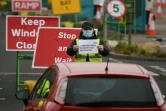 "Drive test" organisé le 9 avril 2020 sur un parking à Gateshead, dans le nord de l'Angleterre