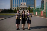 Les trois concurrentes nord-coréennes au championnat du monde de mémoire de Hong Kong, Kim Su Rim (g), Pang Un Sim (c) et Ri Song Mi (d) posent avec leurs trophées, le 17 avril 2019 à l'université Kim Hyong Jik de Pyongyang