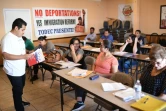 Remigio Ruiz Jr enseigne à des migrants le 16 juin 2016 à Perris en Californie