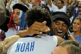Joakim Noah embrasse son père Yannick Noah après la victoire de l'équipe de France en demi-finale de l'Euro-2011 contre la Russie le 16 septembre 2011 à Kaunas