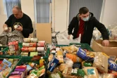 Des bénévoles trient de la nourriture à la soupe populaire Amazing Grace à Blackpool, le 9 mars 2021 