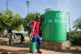 Distribution d'urgence d'eau par citerne dans la périphérie de Bulawayo au Zimbabwe, le 24 novembre 2016 
