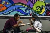 Des migrants prennent un repas dans un refuge à San Antonio, le 29 juin 2022 au Texas