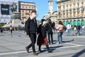 Des passants portant des masques, sur la Piazza del Duomo, le 24 février 2020 à Milan 
