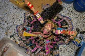 La danseuse Aasha Sapera s'échauffe avant de donner un cours en ligne, le 13 août 2020 à Jodhpur, en Inde