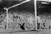 La légende du Real Madrid Alfredo Di Stefano inscrit un but lors de la finale victorieuse de C1 face à l'Eintracht Francfort, le 18 mai 1960 à Glasgow