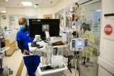 Des soignants s'occupent de patients atteints du Covid-19 dans l'unité de soins intensif du Martin Luther King Jr. (MLK) Community Hospital, le 6 janvier 2021 à Los Angeles, en Californie