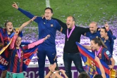 Le coach de Barcelone Lluis Cortes entouré de membres et de joueuses de l'équipe féminine de Barcelone de football  après leur victoire en Ligue des Champions féminine de l'UEFA à Göteborg en Suède le 16 mai 2021
