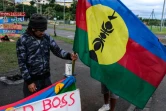 Un homme tient un drapeau kanak sur un campement indépendantiste à Rivière Salée en Nouvelle-Calédonie, le 12 juin 2024