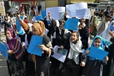 Des femmes et filles afghanes manifestent à Kaboul contre la  décision prise par les talibans de fermer l'enseignement secondaire aux filles, le 26 mars 2022