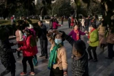 Des personnes âgées dansent le long du Yangtze, à Wuhan en Chine le 11 janvier 2021, un an après le signalement du premier mort du coronavirus dans ce pays 