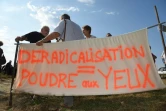 Des riverains manifestent contre l'ouverture  du centre de réinsertion de Pontourny, à Beaumont-en-Véron le 13 septembre 2016