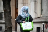 Un homme emmitouflé dans un sac en plastique, le 21 mars 2020 à Paris 