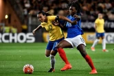 La capitaine brésilienne Marta Silva à la lutte avec la Française Kadidiatou Diani, lors d'un match amical à Grenoble, le 16 septembre 2016