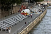 Des stands en cours d'installation sur le parcours de la cérémonie d'ouverture en plein air sur la Seine des Jeux olympiques de Paris 2024, à Paris, le 10 juillet 2024