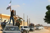 Des combattants rebelles syriens, du Front national de libération (FNL) récemment créé, défilent dans le nord de la province syrienne d'Idleb, après un entraînement militaire, le 11 septembre 2018