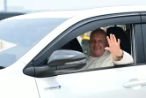 Le pape François salue de la main le public après son arrivée à l'aéroport international Soekarno-Hatta de Jakarta, le 3 septembre 2024