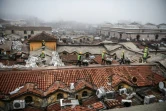 Des ouvriers s'affairent sur les toits du Grand Bazar à Istanbul, en Turquie, le 1er mars 2017