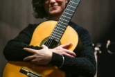 La guitariste Antonia Jimenez pose avec sa guitare lors du festival de flamenco à Nîmes, le 15 janvier 2020