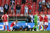 Le milieu danois Christian Eriksen, pris en charge par le personnel médical après son malaise lors du match de groupes de l'Euro contre la Finlande, à Copenhague, le 12 juin 2021