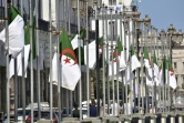 Des drapeaux algériens mis en berne dans la capitale Alger le 18 septembre 2021, après la mort de l'ancien président Abdelaziz Bouteflika