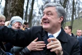 Le président ukrainien et candidat à sa succession Petro Porochenko serre la main de ses partisans à Kiev, le 30 mars 2019